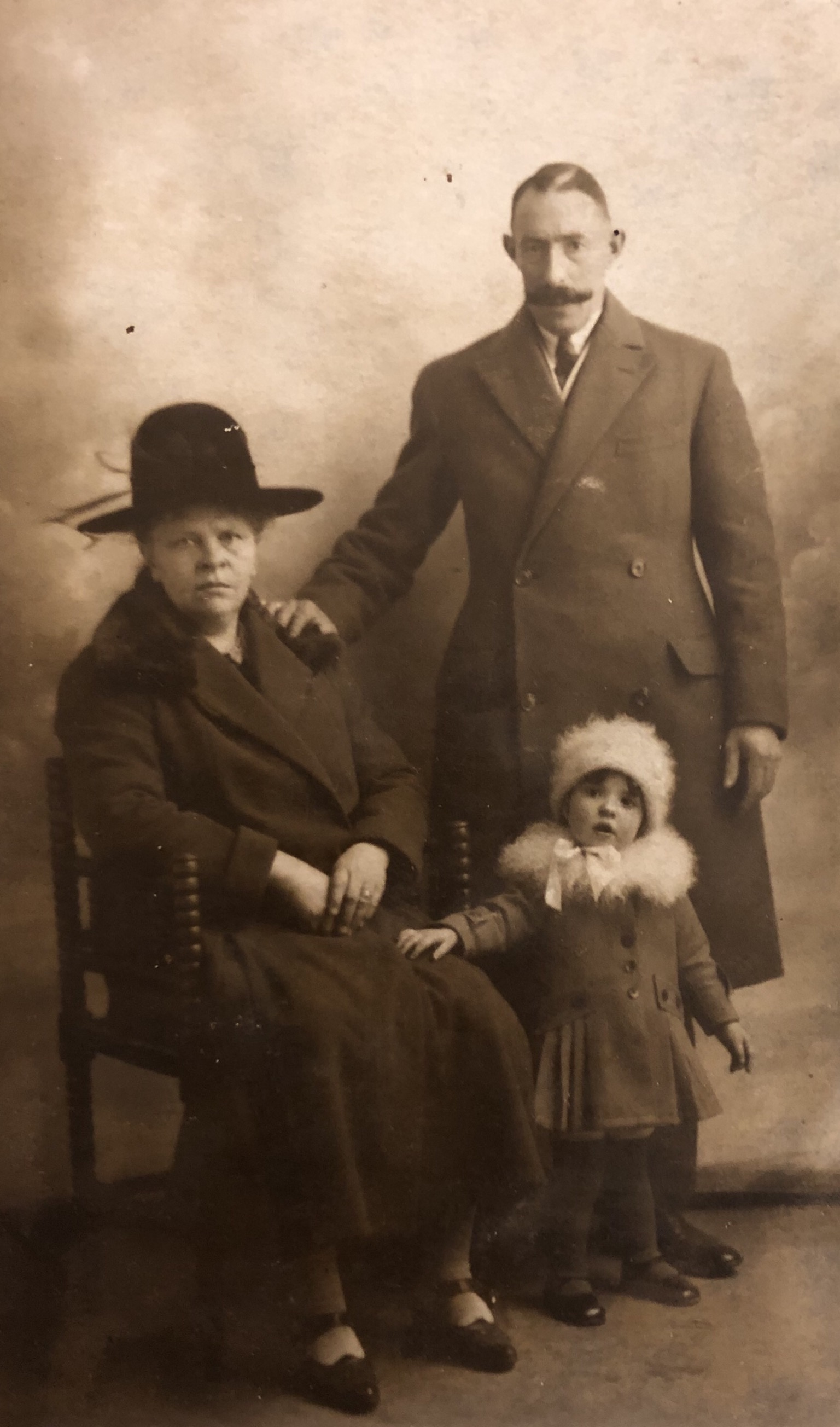 Gerrit van den Eijkel (1885) en Elizabeth van Lopik (1882) met hun dochter (waarschijnlijk Gijsbertha, 1924). Foto vermoedelijk in 1927 genomen getuige een stempel op de achterkant van de foto.