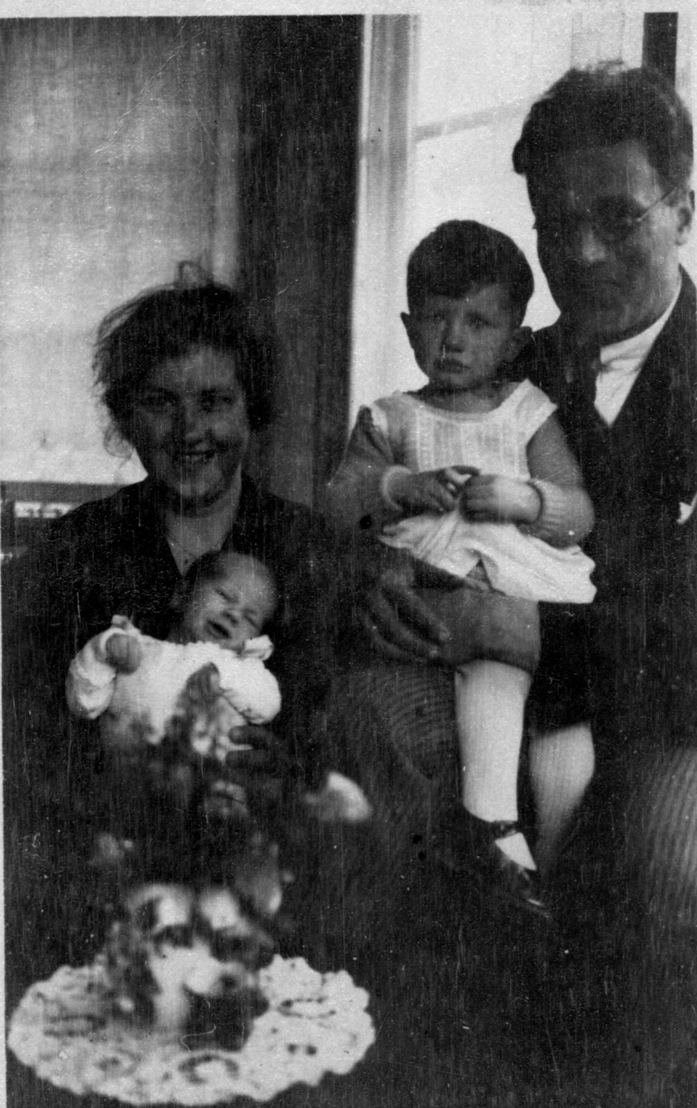 Jan Heerema en Anna Valstar met kinderen Johanna (1928) en Klazina (Ena) (1931)