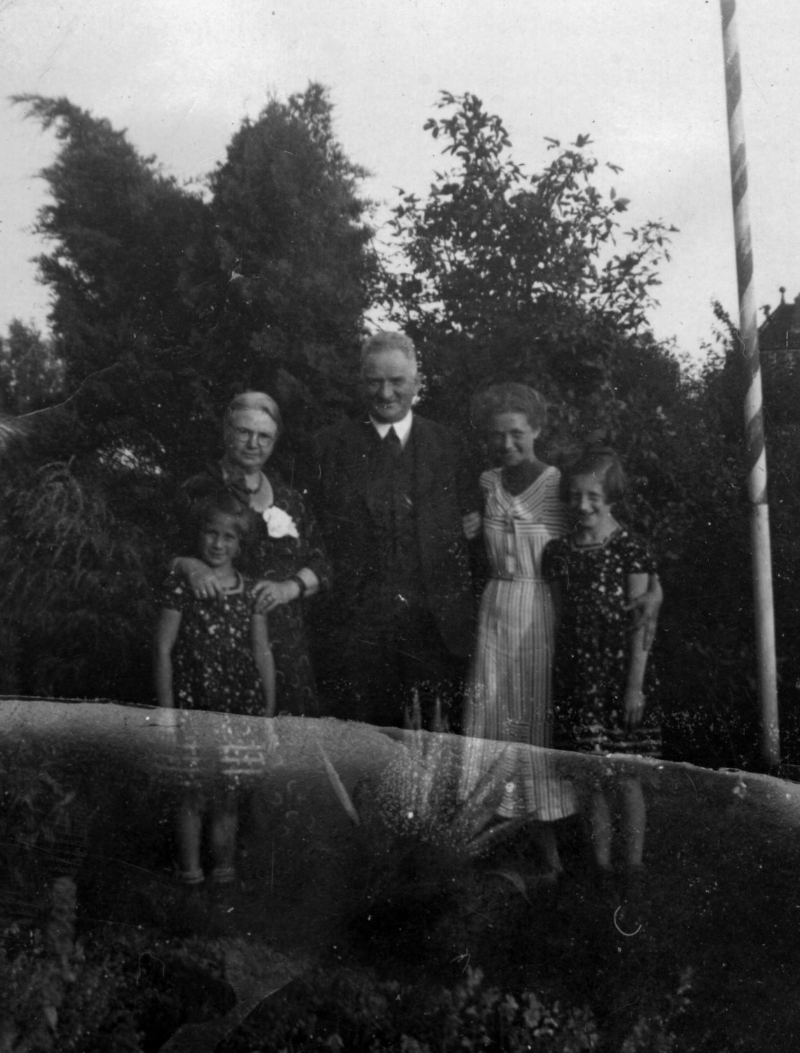 Fulps Vincentinus Valstar met vrouw Johanna de Zeeuw en dochter Johanna (1918) en kleindochters Johanna (1928) en Klazina (1931)